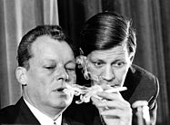 dpa Foto: Willy Brandt im Gespräch mit Helmut Schmidt (1965)