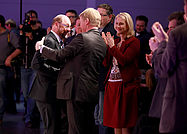 Foto: DGB-Chef Reiner Hoffmann umarmt Martin Schulz, rechts daneben klatscht Manuela Schwesig Beifall