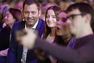 Foto: Lars Klingbeil macht mit Teilnehmern des Debattencamps ein Selfie