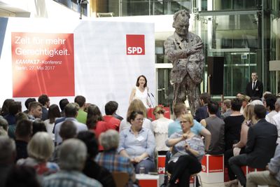 SPD-Generalsekretärin Katarina Barley begrüßt die Gäste.