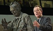 dpa Foto: Franz Müntefering spricht neben der Willy-Brandt-Skulptur in der SPD-Parteizentrale