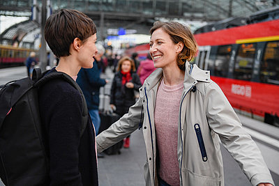 Foto: Freundinnen begrüßen sich auf Bahnsteig im Hauptbahnhof Berlin