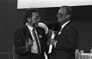 Erhard Eppler und Willy Brandt (r) beim SPD-Parteitag in München 1982