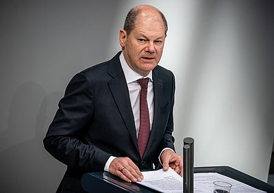 Foto: Olaf Scholz spricht im Bundestag