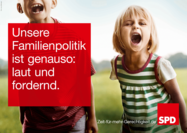 Plakat mit Symbolbild zum Thema „Familie“ und Text: Unsere Familienpolitik ist genauso: laut und fordernd.