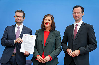 Foto: Foto: Dirk Wiese (r), Katrin Göring-Eckardt (M) und Marco Buschmann stellen auf einer Pressekonferenz Eckpunkte zur „Geordneten Beendigung der epidemischen Lage von nationaler Tragweite“ vor.