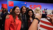 photothek.net Foto: Familienministerin Katarina Barley mit Besucherinnen des Bundesparteitags 2017 in Dortmund