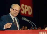 dpa Foto: Willy Brandt redet beim SPD-Parteitag 1990