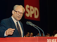 dpa Foto: Willy Brandt redet beim SPD-Parteitag 1990