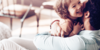 Symbolfoto Thema Familie: Vater umarmt sein Kind