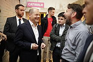 photothek Foto: Olaf Scholz lacht mit Teilnehmern des Debattencamps