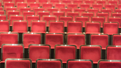 Foto: Leere Zuschauerplätze in einem Theater