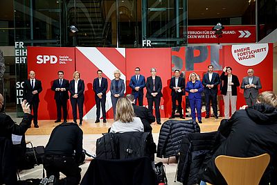 Olaf Scholz hat die SPD-Bundesministerinnen und Bundesminister im Willy-Brandt-Haus vorgestellt.