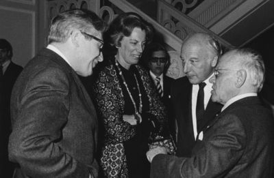 Foto: Hans Jochen-Vogel unterhält sich mit Eugen Gerstenmaier (rechts), Walter und Mildred Scheel (1977)