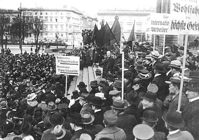 Foto: Philipp Scheidemann spricht vor dem Reichstagsgebäude bei der Maifeier 1919 in Berlin