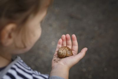 Foto: Kind mit einer Schnecke in der Hand