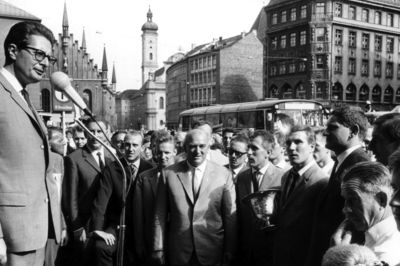 Foto: Hans-Jochen Vogel (l) begrüßt die Spieler von München 1860 als DFB-Pokalsieger 1964 auf dem Marienplatz. 