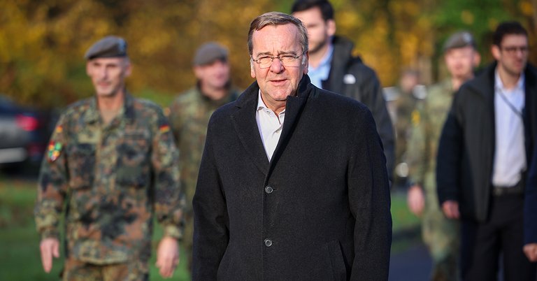 Foto: Boris Pistorius mit Soldaten der Bundeswehr