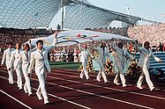 dpa Foto: Die Mannschaft des deutschen Gold-Achters von Mexiko 1968 trägt am 26.08.1972 in München bei der Eröffnungsfeier der Olympischen Spiele die Olympia-Fahne in das Olympiastadion
