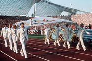 dpa Foto: Die Mannschaft des deutschen Gold-Achters von Mexiko 1968 trägt am 26.08.1972 in München bei der Eröffnungsfeier der Olympischen Spiele die Olympia-Fahne in das Olympiastadion