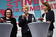 dpa Foto: Franziska Giffey spricht neben Andrea Nahles und Katarina Barley beim SPD-Frauensalon 2018