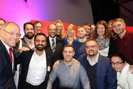 Uta Wagner Foto: Junge Gewerkschafter machen gemeinsam mit Martin Schulz ein Selfie