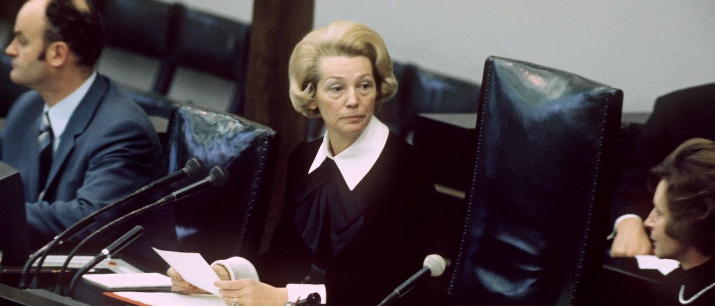 dpa Foto: Annemarie Renger (M) im Bundestag während der Wahl des Bundeskanzlers (Archivfoto vom 14.12.1972)