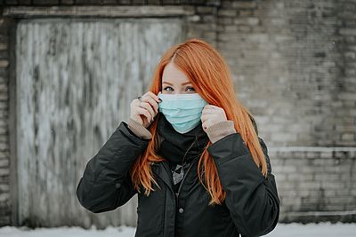Foto: Frau mit Atemschutzmaske