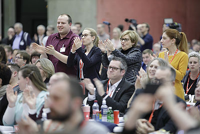 Foto: Delegierte applaudieren beim SPD-Parteitag