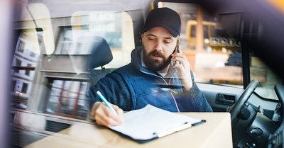 Foto: Paketbote im Auto
