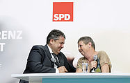 Thomas Köhler Sigmar Gabriel mit Susanne Neumann im Gespräch