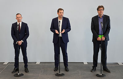 Foto: Volker Wissing (l-r), Lars Klingbeil und Michael Kellner geben nach den Sondierungsgesprächen eine Presssekonferenz.