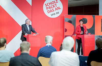 Foto: Norbert Walter-Borjans und Saskia Esken geben eine Pressekonferenz