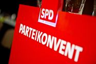 Foto: Gottschalk/Photothek Foto: Des Rednerpults auf dem Konvent