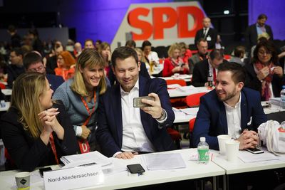 Foto: Lars Klingbeil macht mit Delegierten ein Selfie