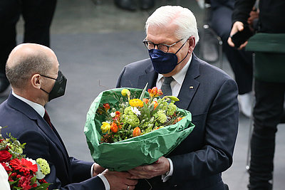 Foto: Olaf Scholz überreicht Frank-Walter Steinmeier einen Blumenstrauß