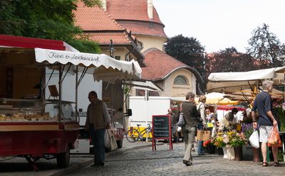 Bild: Marktplatz mit Menschen