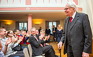 Hans-Jochen Vogel wird am 08.12.2013 in München während der SPD-Regionalkonferenz vom Publikum mit Applaus empfangen