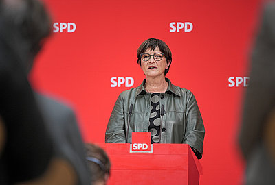 Foto: Saskia Esken während einer Pressekonferenz