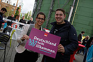 Imo/Photothek Foto: Mann hält Willkommen heißen Schild