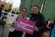 Imo/Photothek Foto: Mann hält Willkommen heißen Schild