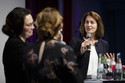 Foto: Katarina Barley bei der Podiumsdiskussion des SPD-Frauensalons 2018