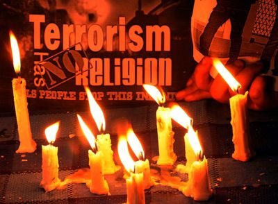 "Terrorismus hat keine Religion" steht auf einem Schild in Indien. Auch wird um die Opfer der Anschläge von Paris getrauert. (Foto:dpa)