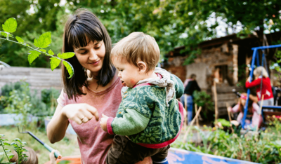 Foto: Junge Mutter mit Kind in einem Garten