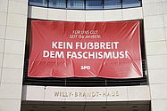 photothek Foto: Banner am Willy-Brandt-Haus mit der Aufschrift "Kein Fußbreit dem Faschismus"