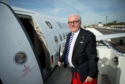 Bundesaußenminister Frank-Walter Steinmeier steigt auf dem Flughafen Berlin-Tegel in einen Airbus der Luftwaffe.