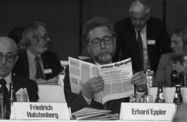 Bundesarchiv, B 145 Bild-F062767-0017 / Hoffmann, Harald / CC-BY-SA 3.0 Foto: Erhard Eppler (M) liest beim SPD-Parteitag 1982 in München eine Presseschau