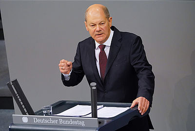 Foto: Olaf Scholz spricht im Bundestag