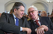 Michael Dalder Foto: Sigmar Gabriel im Gespräch mit Hans-Jochen Vogel