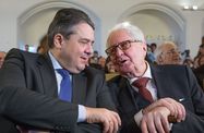Michael Dalder Foto: Sigmar Gabriel im Gespräch mit Hans-Jochen Vogel
